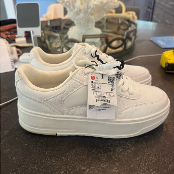 Zara White Sneakers Minimalist Design - Picture 2 of 5